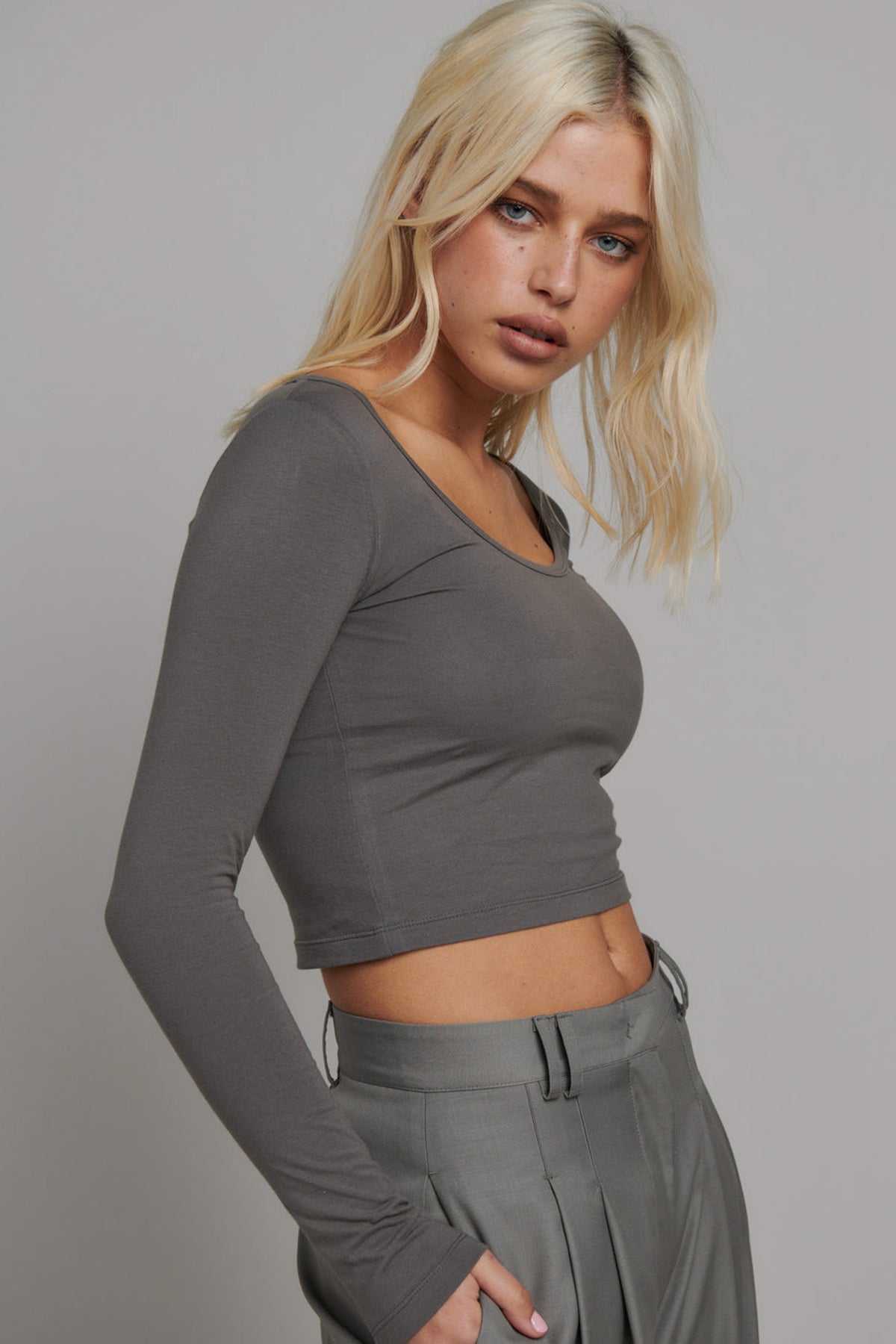 CHARLIE SCOOP CROP - GREY
