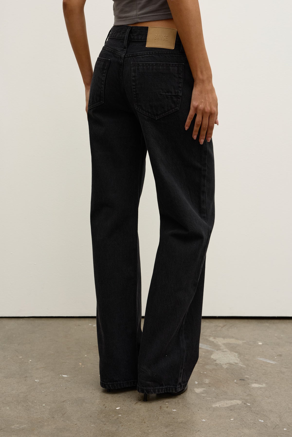 AVERY MID RISE JEAN - BACKSTAGE BLACK