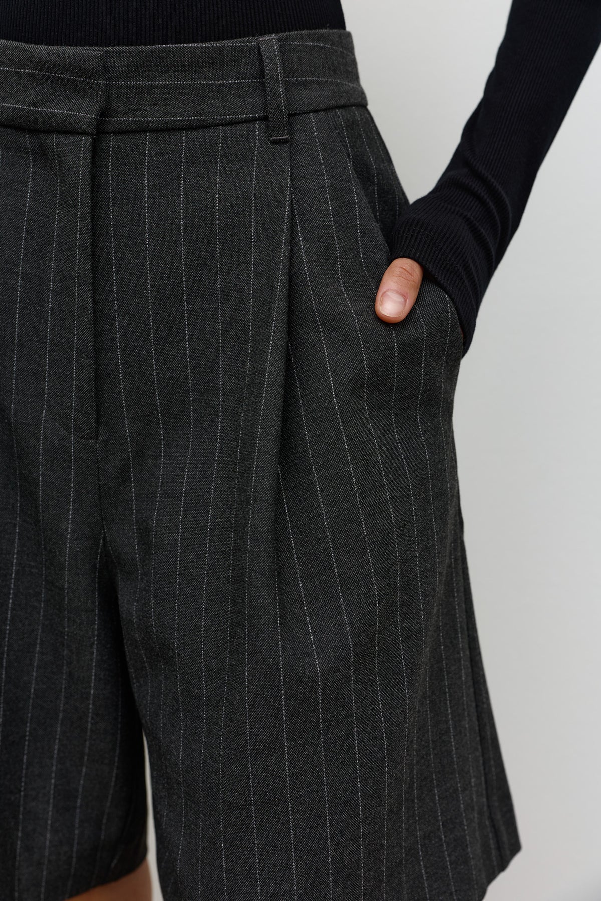 MIKA SHORT - PINSTRIPE