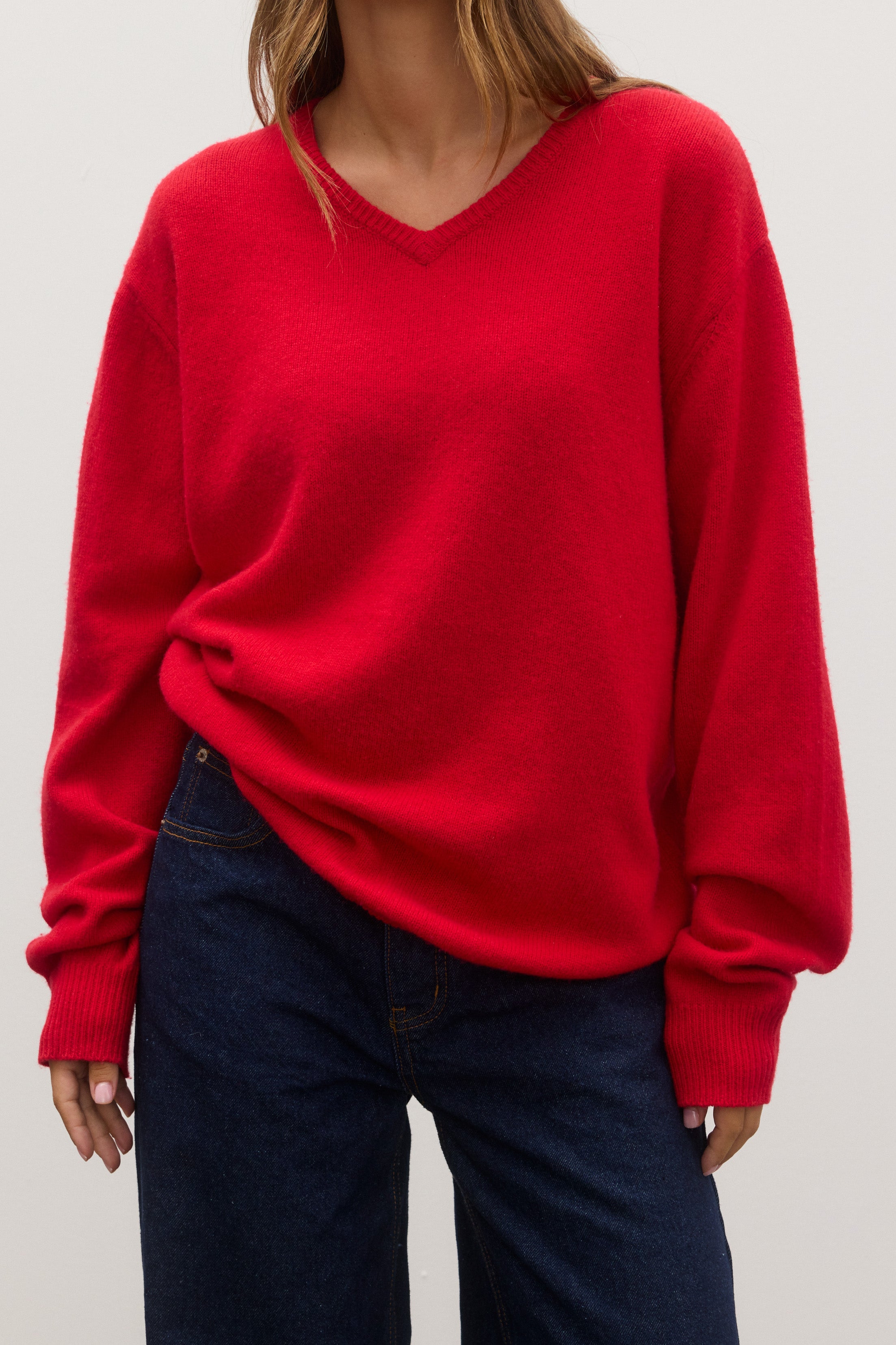 BILLIE V- NECK SWEATER - CHERRY RED