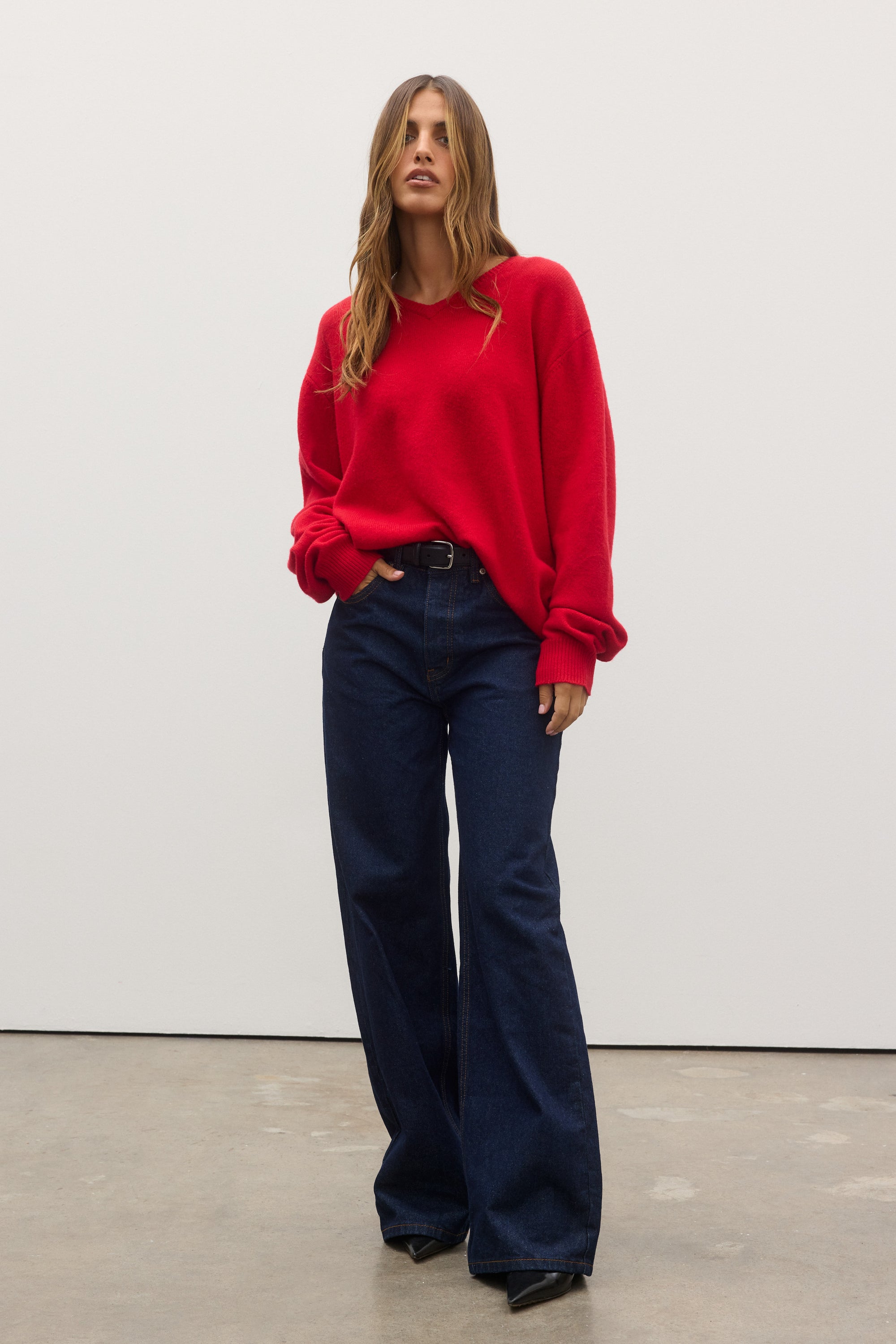 BILLIE V- NECK SWEATER - CHERRY RED