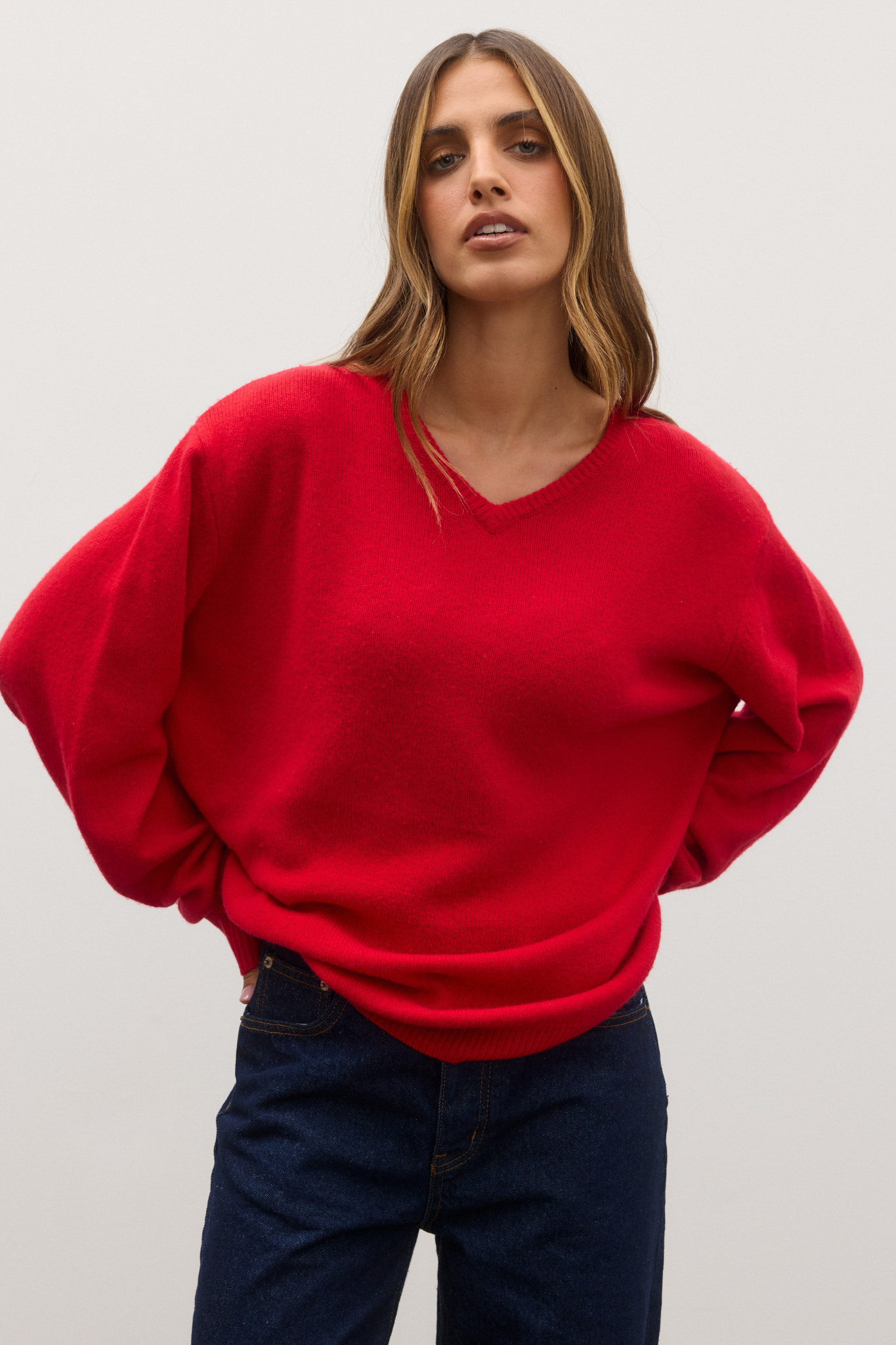 BILLIE V- NECK SWEATER - CHERRY RED