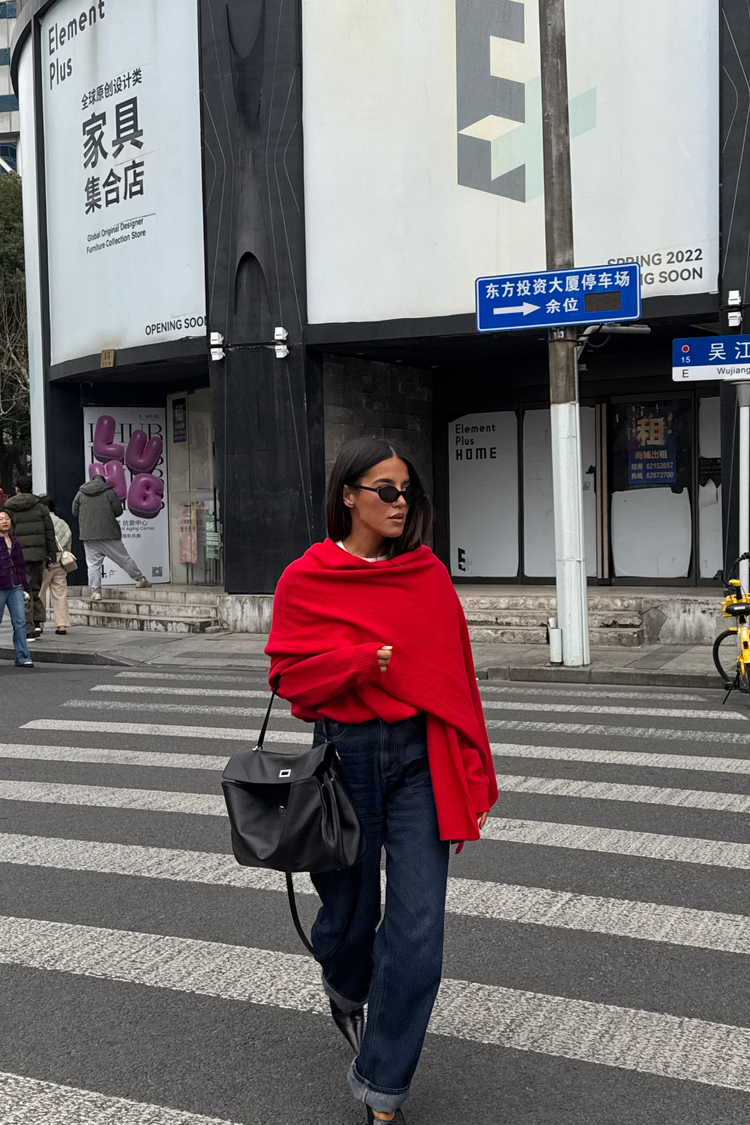 BILLIE V- NECK SWEATER - CHERRY RED