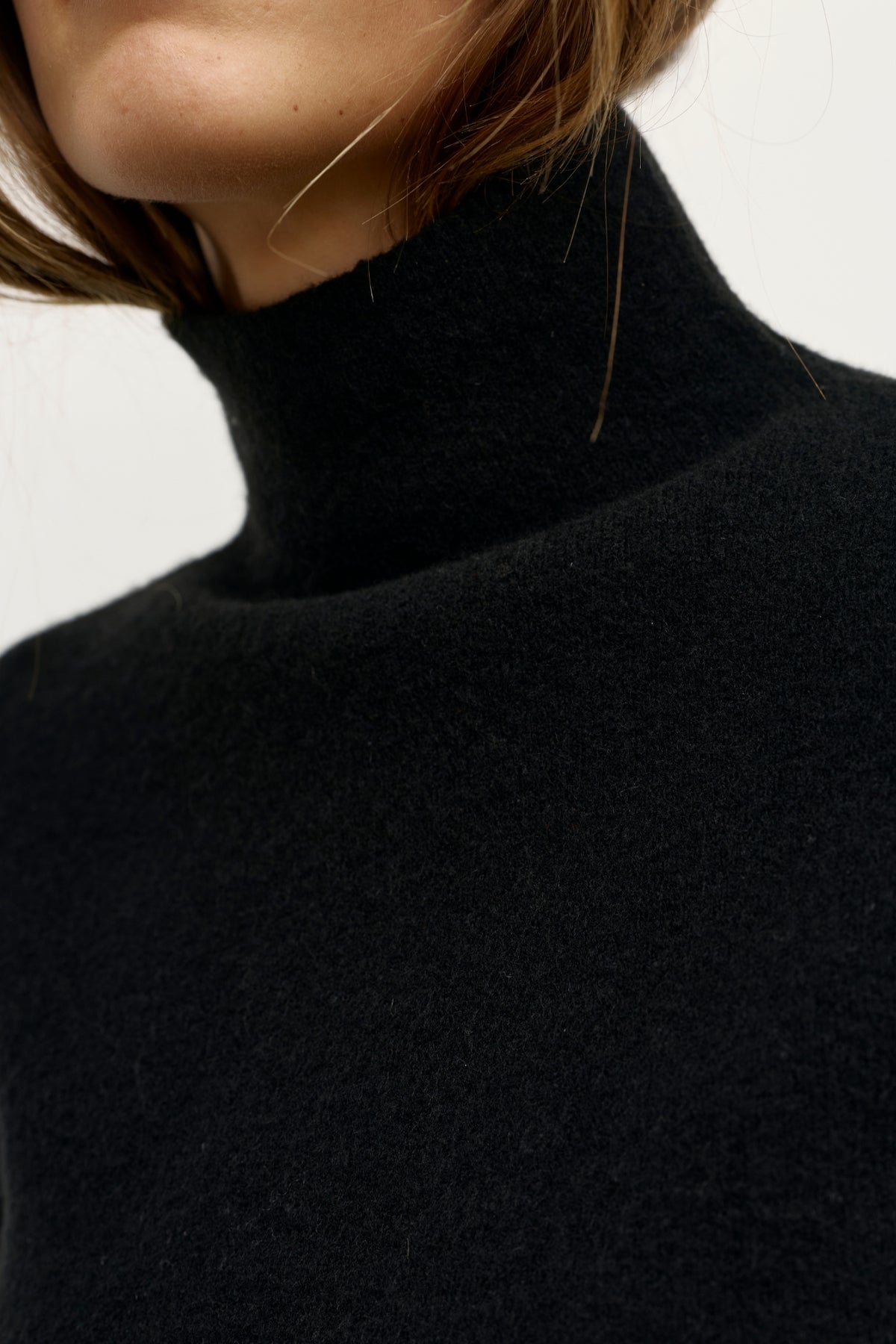 MAISIE KNIT TURTLENECK - BLACK