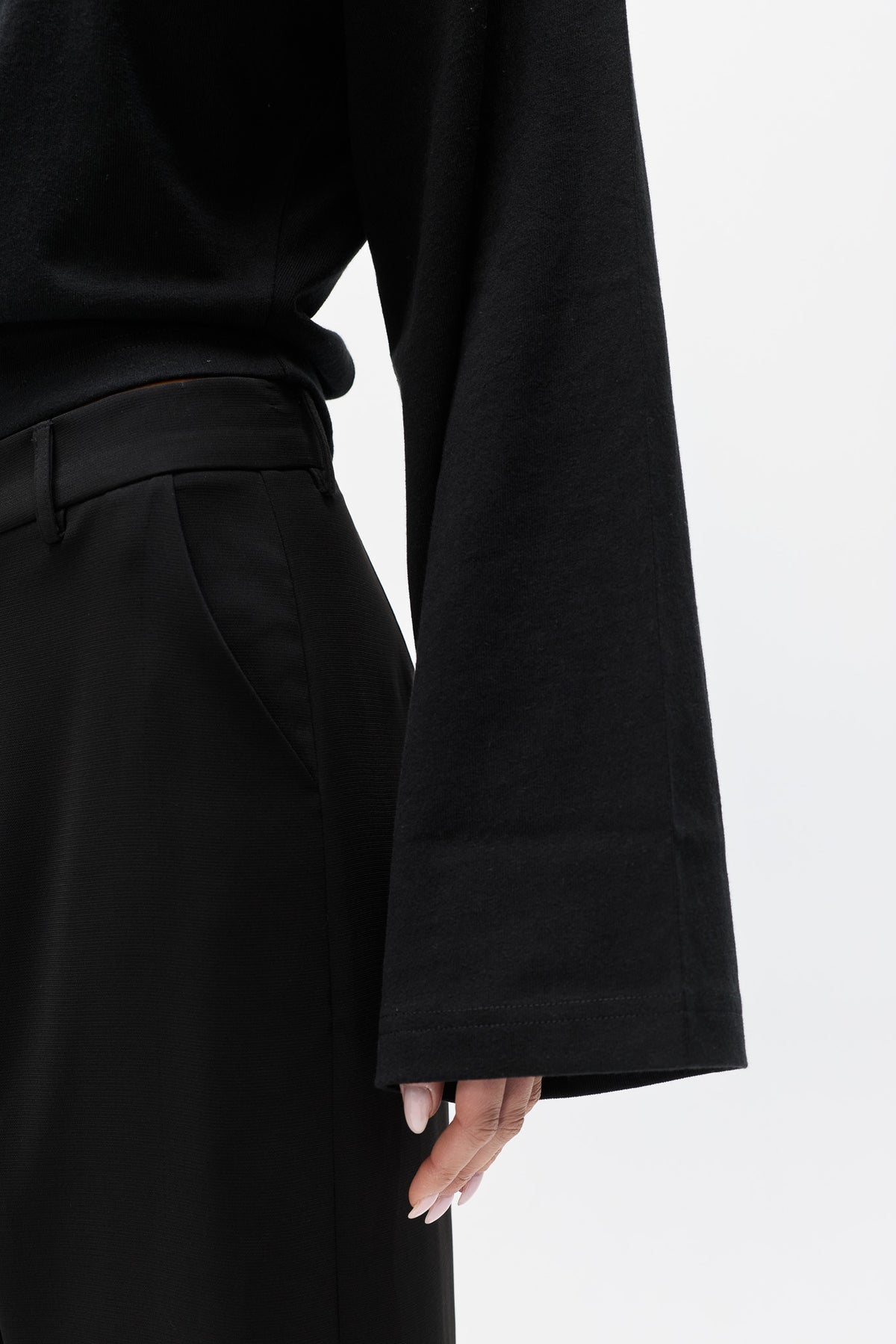 LEX V-NECK LONG SLEEVE TEE - BLACK