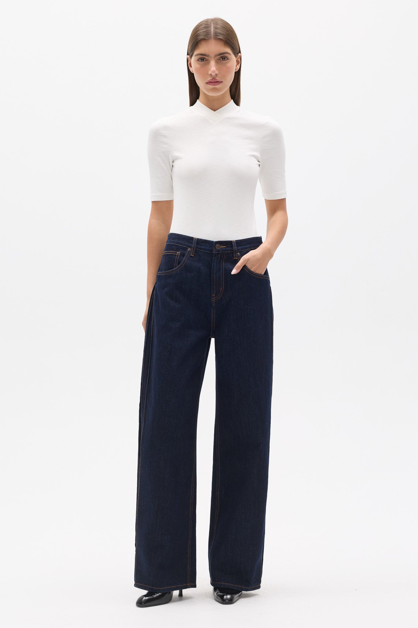 TINKA V NECK T-SHIRT - WHITE
